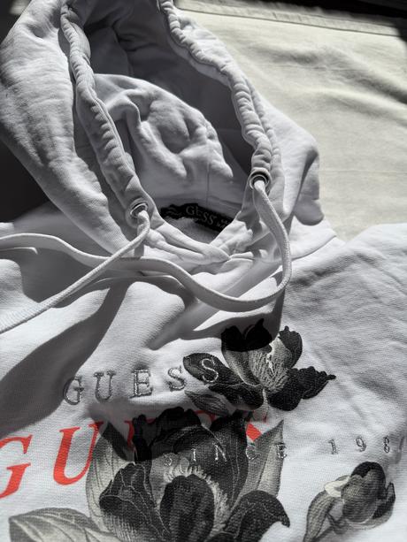 Biela mikina guess kvetinový vzor, guess,s