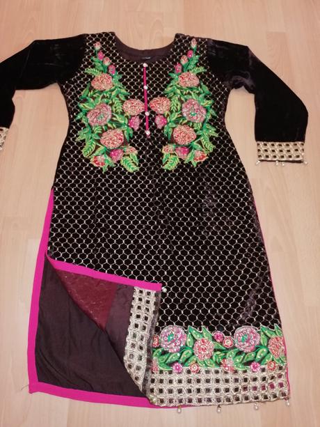 Nádherné vyšívané šaty, m