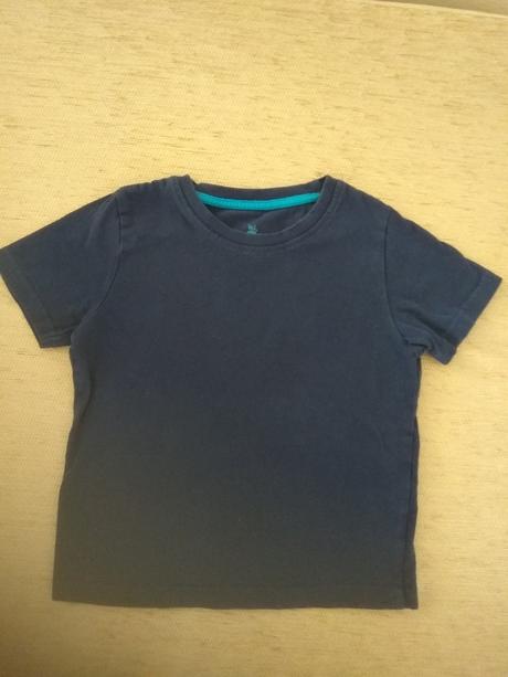 Tmavomodré tričko, lupilu,110
