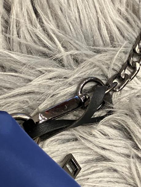 Modrá kabelka s retiazkou bershka, bershka