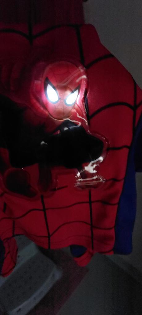 Kostym spiderman so svietiacim obrázkom,