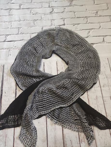 Pošta grátis, čiernobiely šál,