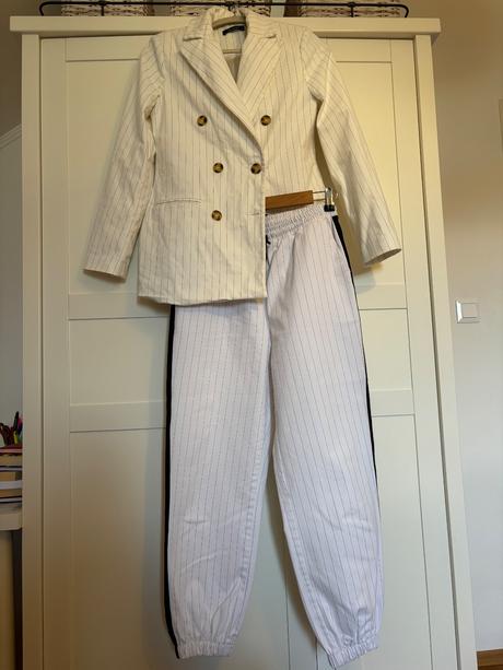 Nohavicový kostým, 36