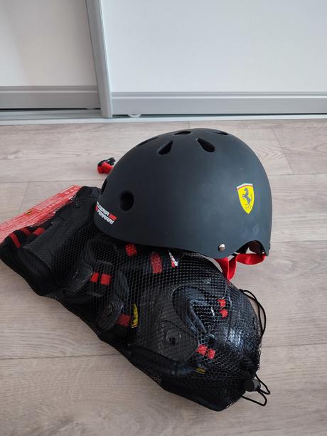 Prilba a chrániče ferrari, s