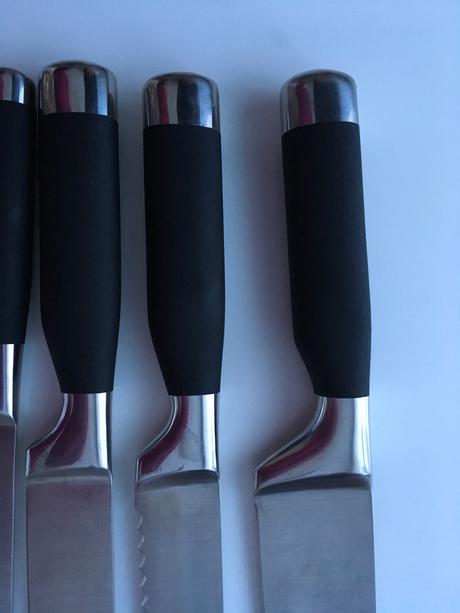 Stojan s piatimi nožmi ako nové, 