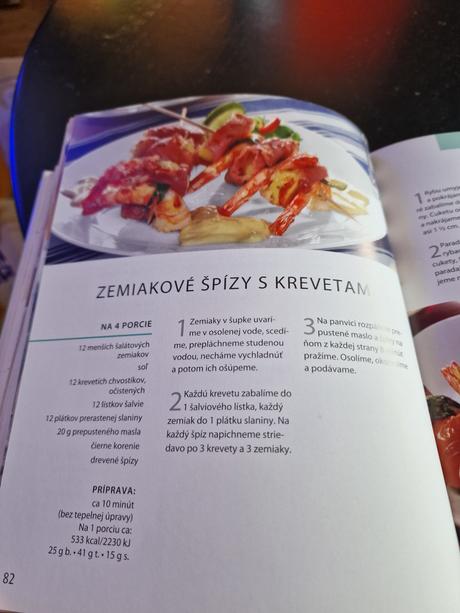 Kniha recepty z rýchlej kuchyne. 253 strán.,