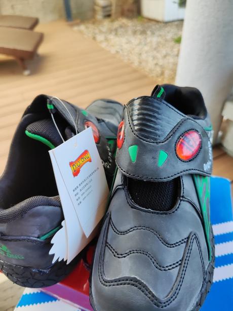 Tenisky s dinosaurom, 36