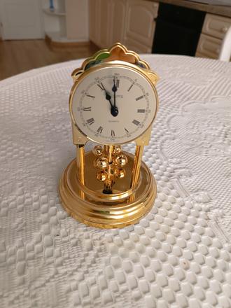 Zlaté hodinky na stolik, 