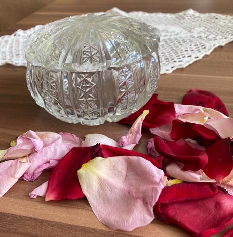 Dóza s krytím, brúsené sklo, 