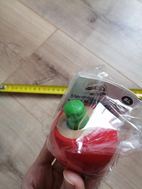 Jablko s červíkom antistresova hračka na stláčanie, 