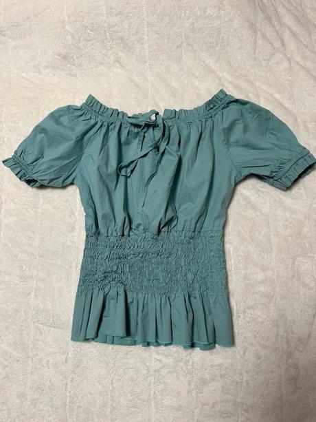 Krátka blúzka s odhalenými plecami, m / s