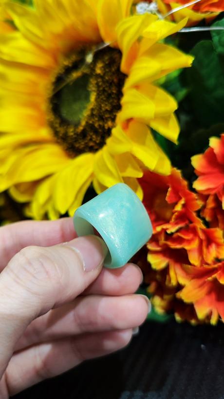 Prsteň so zlatým odleskom,