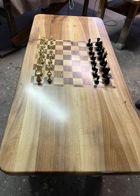 Šachovnicový masívny stôl orech ručná výroba, 