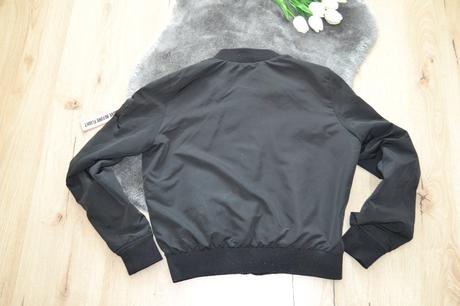 Štýlová čierna prechodná bunda bomber s nášivkami, vero moda,s