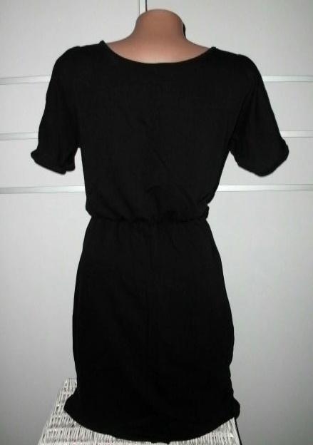 Jednoduché čierne šaty s odhalenými ramenami, 36