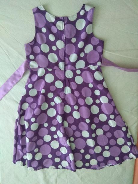 Bodkované fialové šaty, m