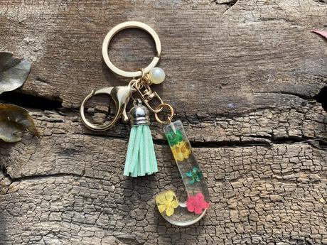 Ručne vyrobené živicové kľúčenky, 