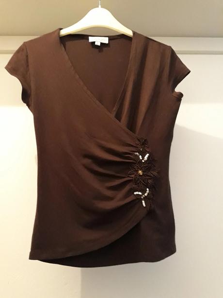 Hnedy top s aplikaciou, l