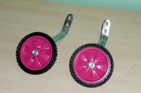 Dievčenský bicykel 16 s pomocnými kolieskami., 16