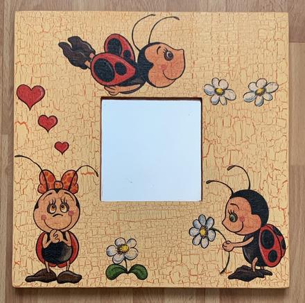 Zrkadielko s dreveným rámom, 