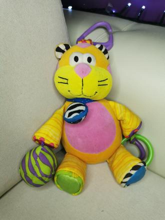 Lamaze závesná hračka macko,