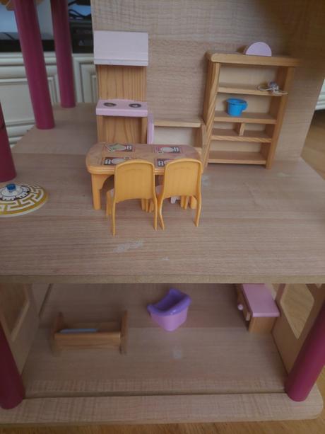 Drevený domček s príslušenstvami, 