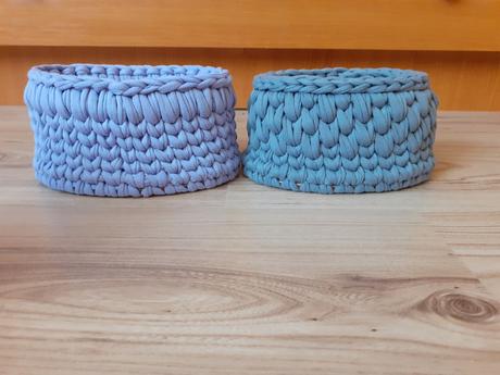 Háčkovaný košík s dreveným dnom, 