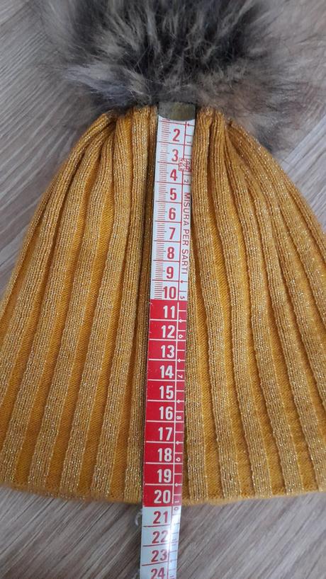 Horčicovo žltá čiapka so striebornou nitkou, 