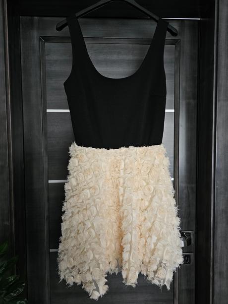 Šaty s 3d kvetmi značka asos, m