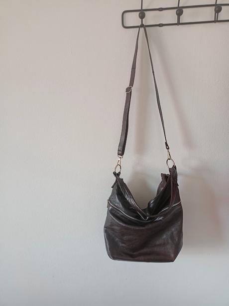 Tmavohnedá kabelka, 