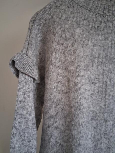Šedý sveter s volánikmi, c&a,m