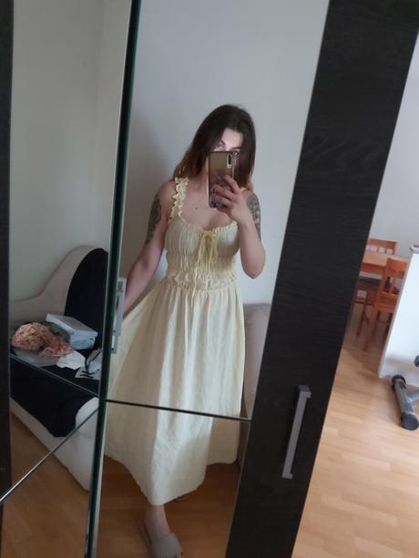 Žlté šaty., s