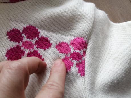 Svetrík s brmbolcami, 98