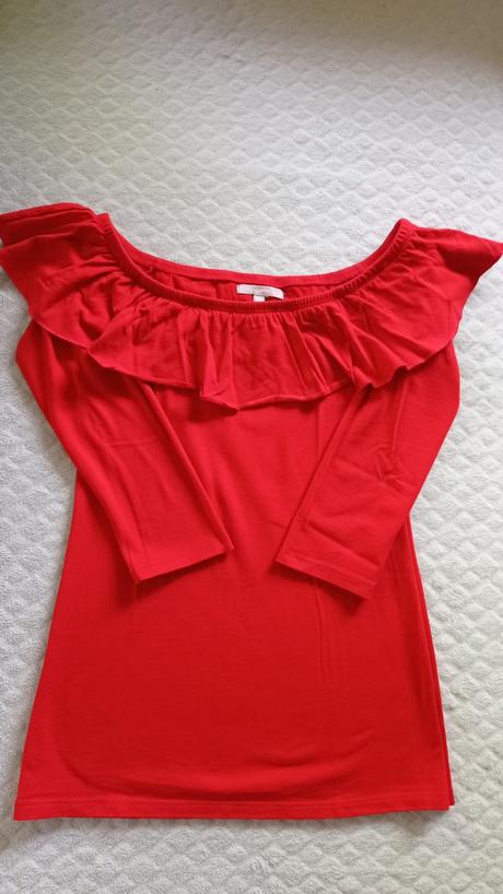 Tričko s odhalenými ramenami a volanom, 36