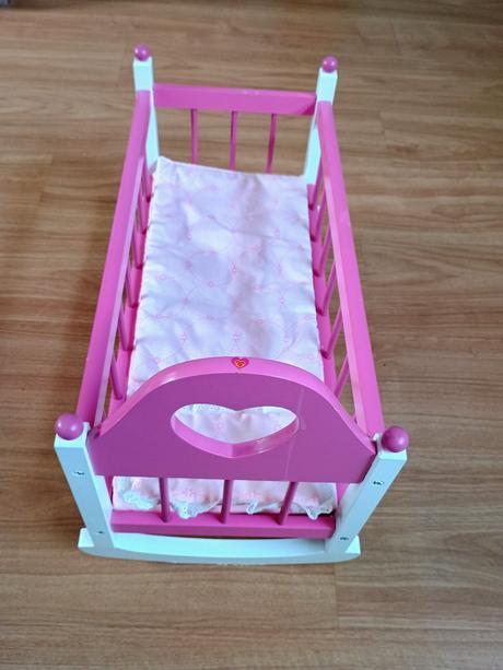 Postieľka pre bábiky,