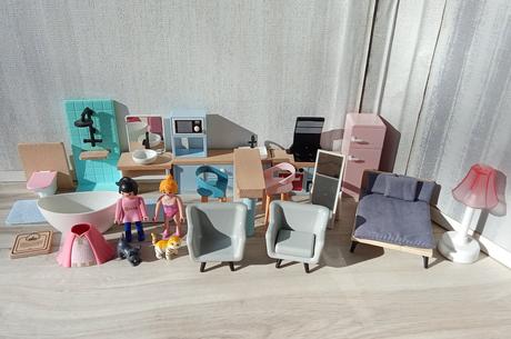 Drevený nábytok pre bábiky s 2 bábikami a mačkami, 