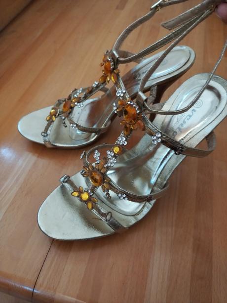 Zlaté sandálky, 40