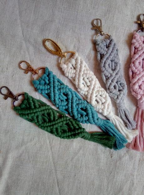 Skladom makramé kľúčenky-privesok, 