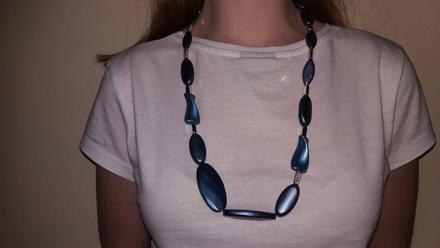 Tmavomodrý náhrdelnik,