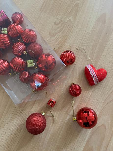 Červené vianočné ozdoby, 
