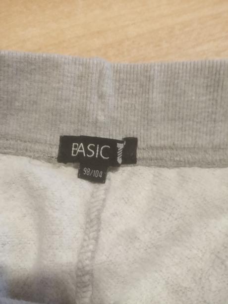 Predám chlapčenské tepláky, basics,98