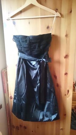 Spoločenské malé čierne šaty, s nadýchanou sukňou, bonprix,34