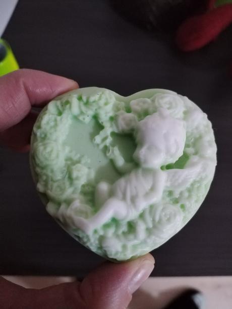 Zelené mydielka 2,50 eura väčšie, anjelikovia 2 e,