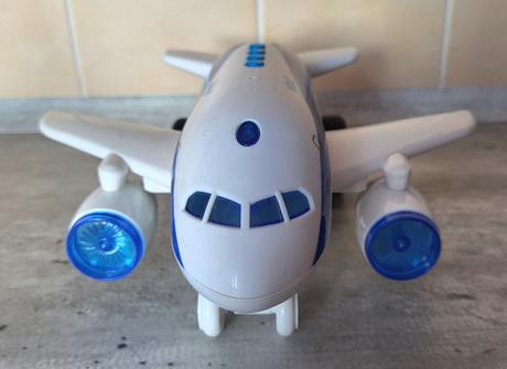 Lietadlo so zvukom a so svetlami,