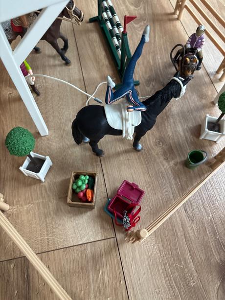 Schleich jazdecká skola s prekážkami a koňmi,