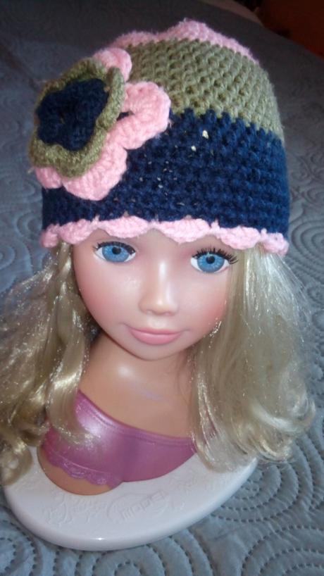 Farebná čiapka s kvetom,