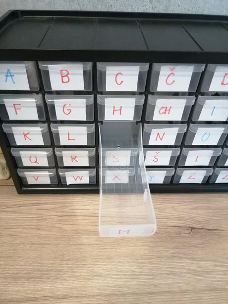 Abecedná skrinka montessori s predmetmi na vkladan, 