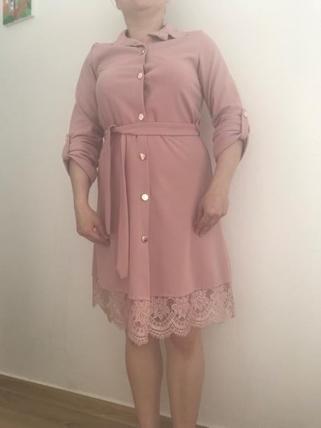 Šaty bledoruzove z butiku s čipkou, 