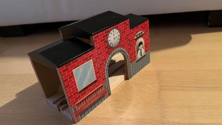 Drevená prejazdná železničná stanica, 