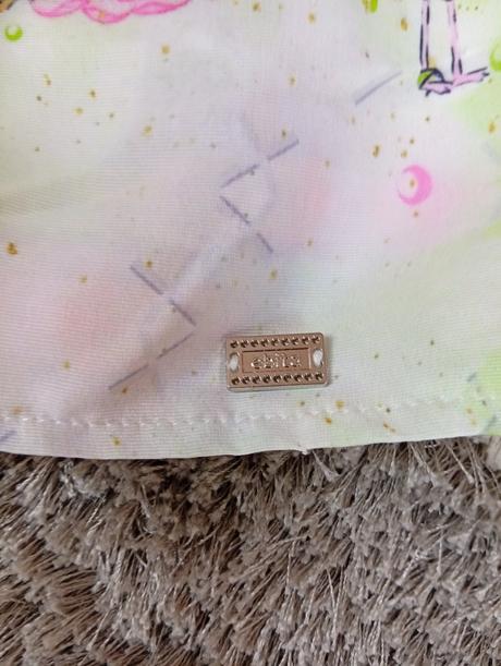 Šaty s plameniakmi, 104